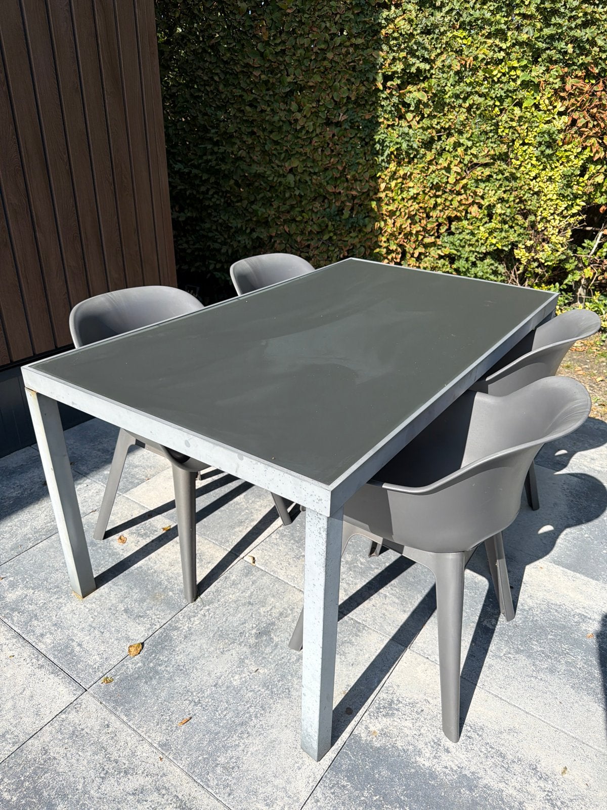 Moderne tuinset met 4 stoelen en tafel, Tuin en Terras, Tuinsets en Loungesets, Ophalen, 4 zitplaatsen, Kunststof, Gebruikt