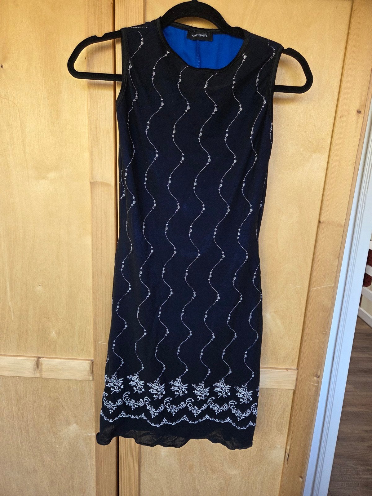 Atmosphere Zwarte Jurk met Witte Borduurdetails, Kleding | Dames, Atmosphere, Zwart, Ophalen of Verzenden, Knielengte