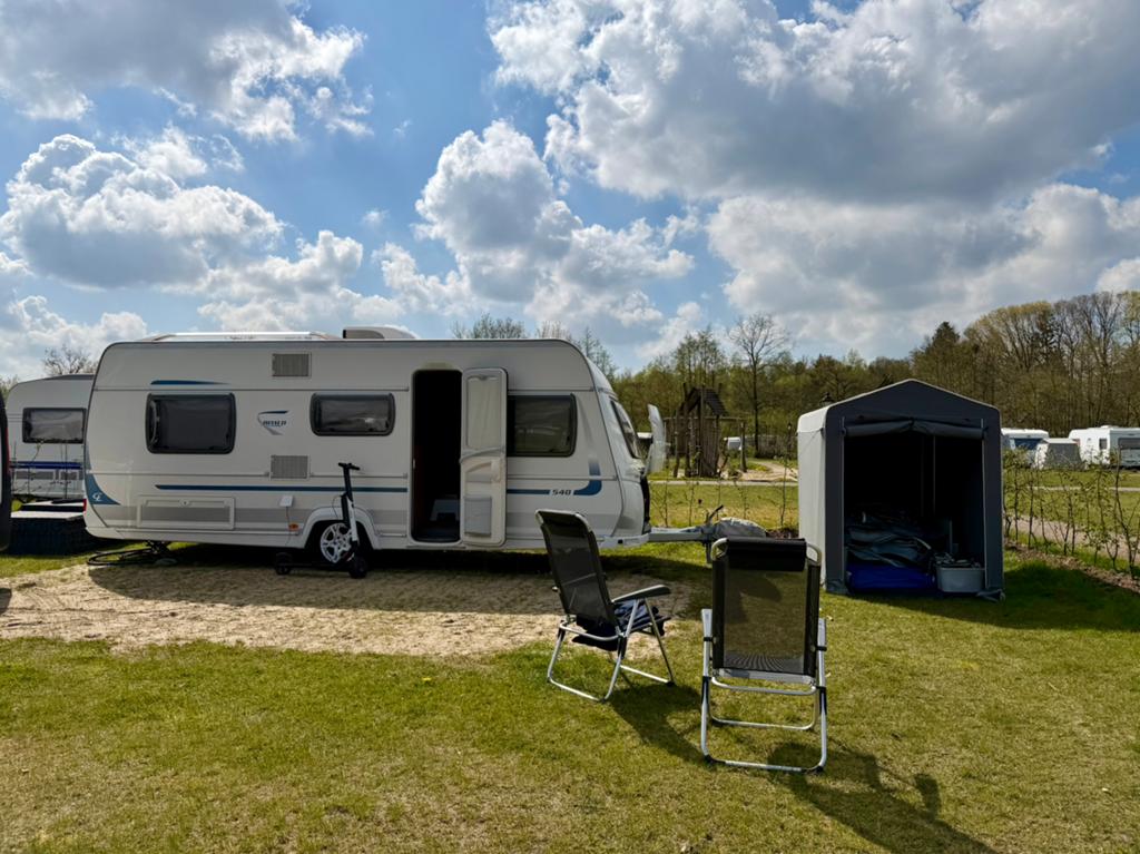 Fendt 540 Bianco met Airco en seizoensplek, Caravans en Kamperen, Caravans, Rondzit, Particulier, Fendt, 1250 - 1500 kg