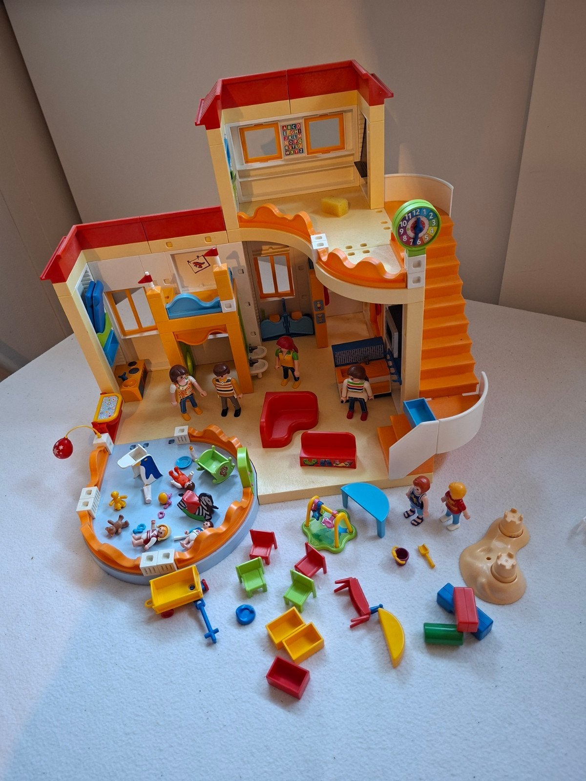 Playmobil Kinderdagverblijf met veel accessoires, Ophalen of Verzenden, Gebruikt, City life, Gebouw
