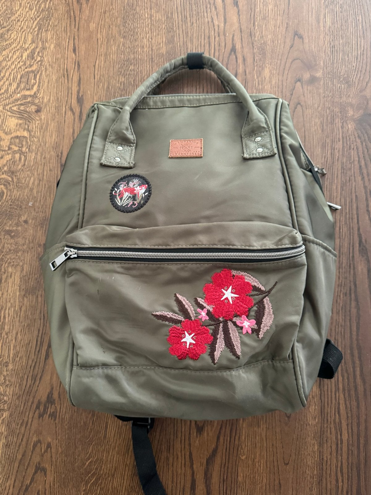 Stijlvolle olijfgroene rugzak met bloemenborduursel, Overige merken, Gebruikt, 25 tot 40 cm, Ophalen of Verzenden