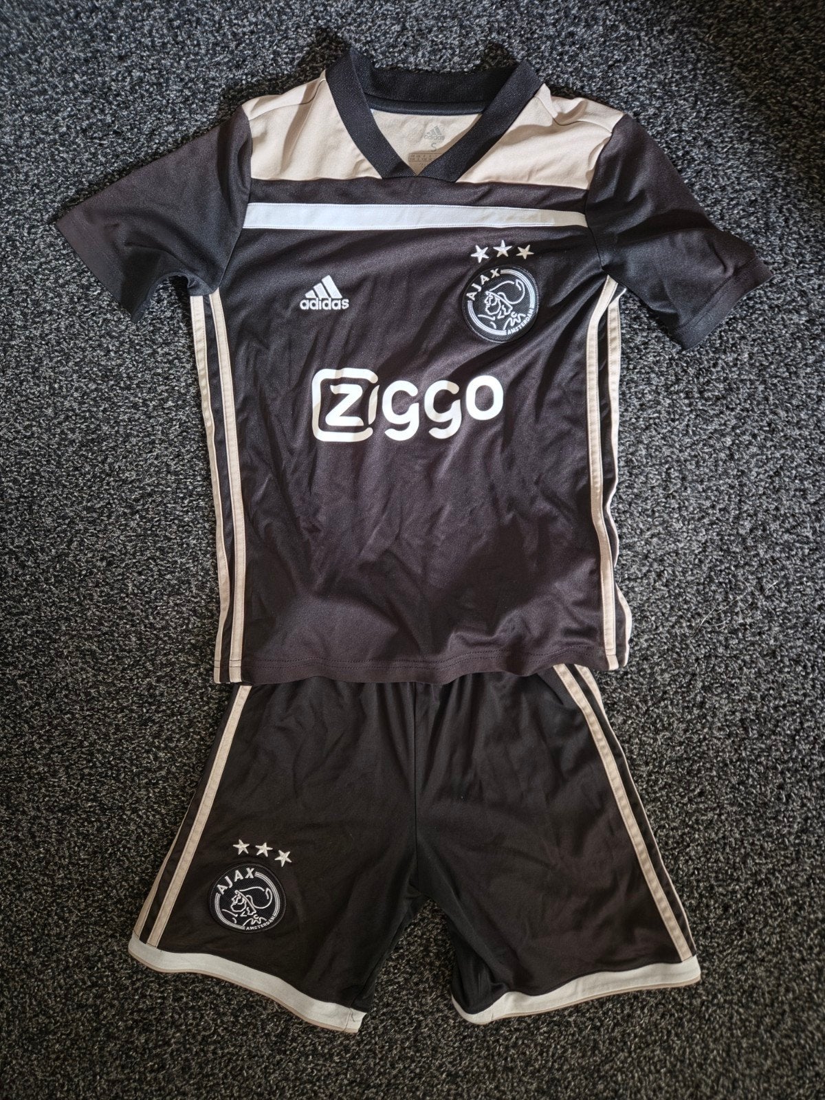 Ajax tenue maat S (9-10y), Ophalen of Verzenden, Zo goed als nieuw, Adidas, Jongen of Meisje