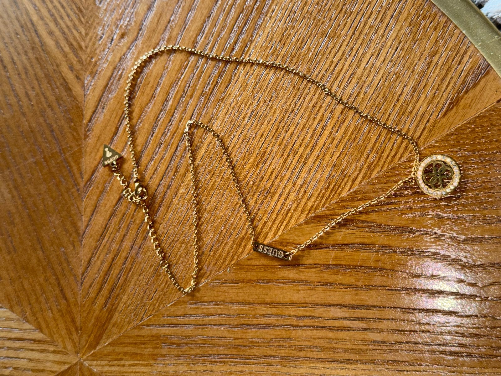 Guess ketting met hanger en strass, inclusief stofzakje, Verzenden, Zo goed als nieuw, Goud, Overige materialen