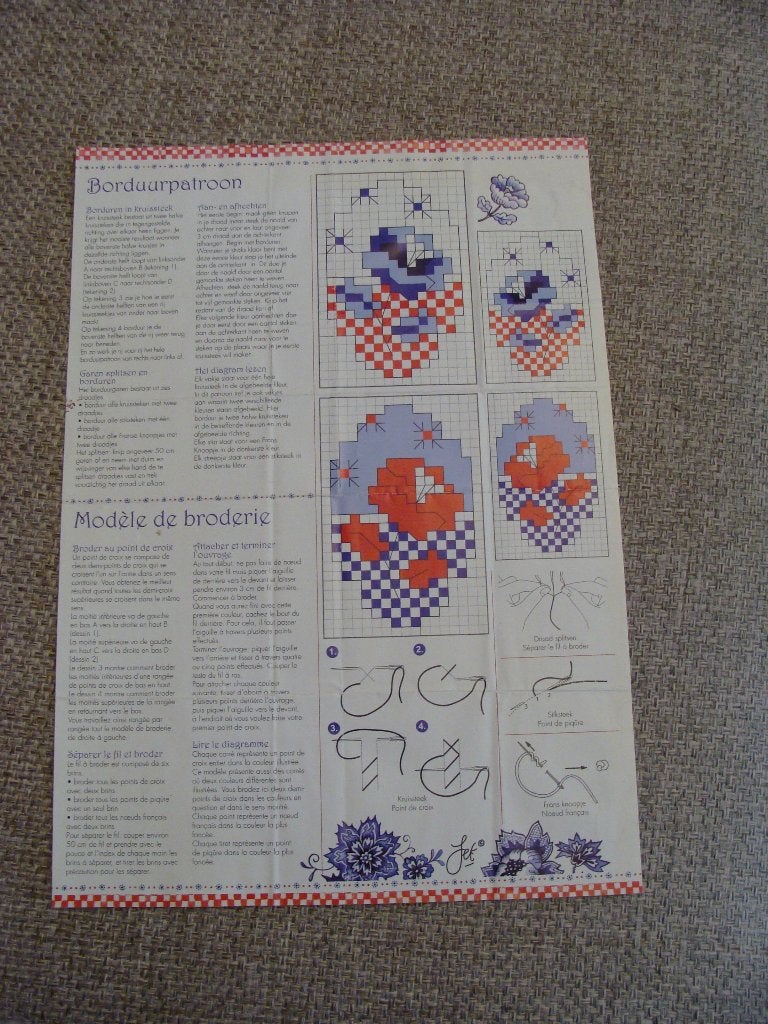 Te koop kruisteek patroon van 4 kleine bloemen, Ophalen of Verzenden, Handborduren, Patroon