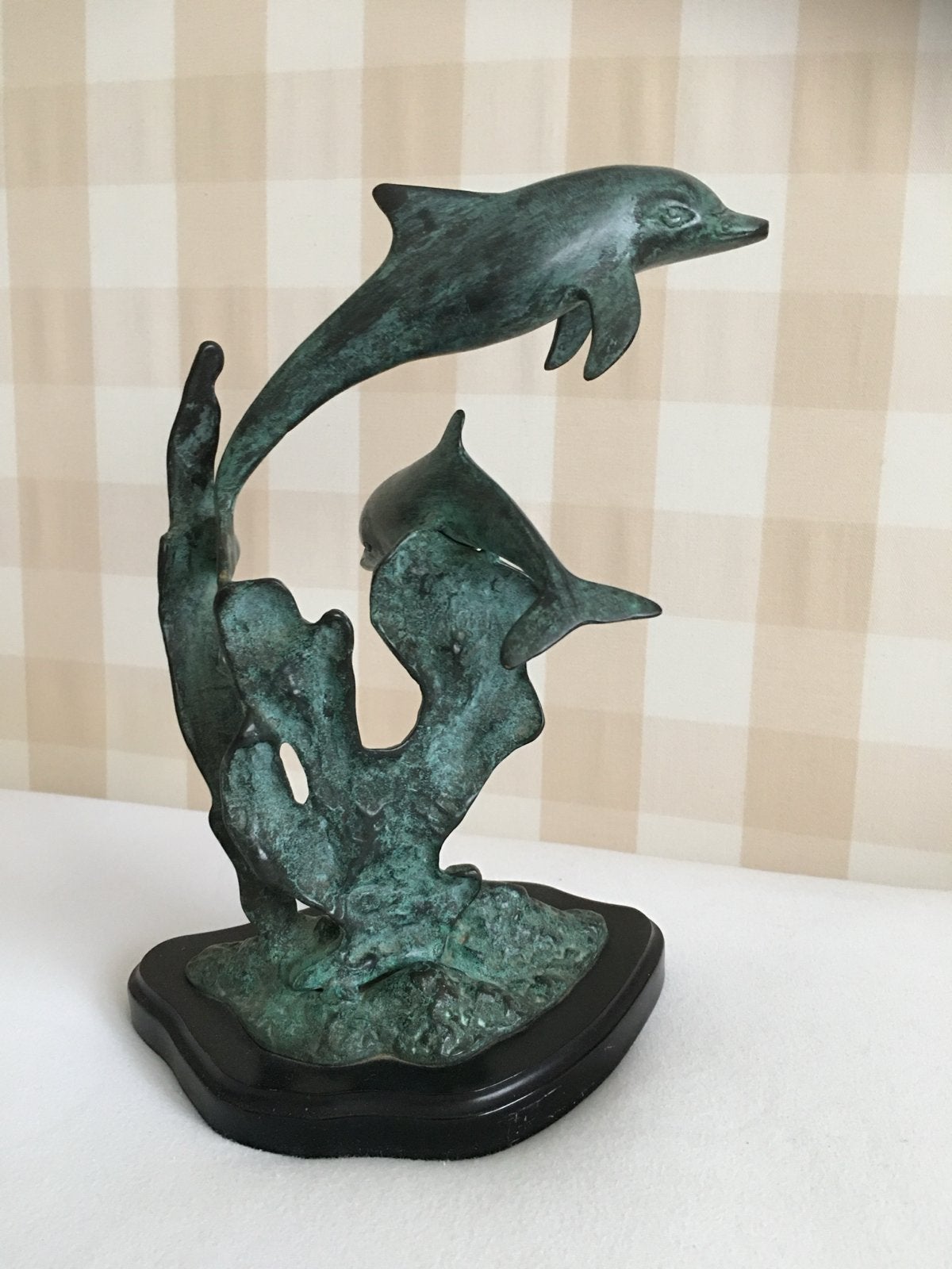Bronzen dolfijnen sculptuur op sokkel, Ophalen of Verzenden, 20 - 50 cm, Zeeleven, Beeld