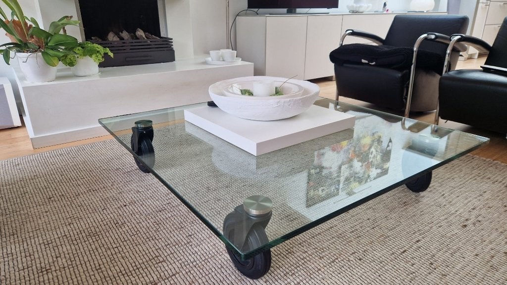 Foto 3 van Grote glazen design salontafel op wielen – 120 x 120 cm