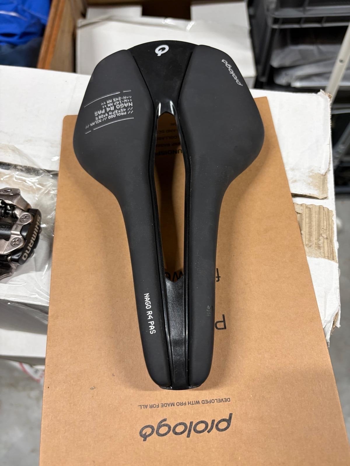 Prologo Nago R4 Pas Tirox 147 Zadel - Nieuw in doos, Fietsen en Brommers, Fietsonderdelen, Ophalen, Overige materialen, Nieuw