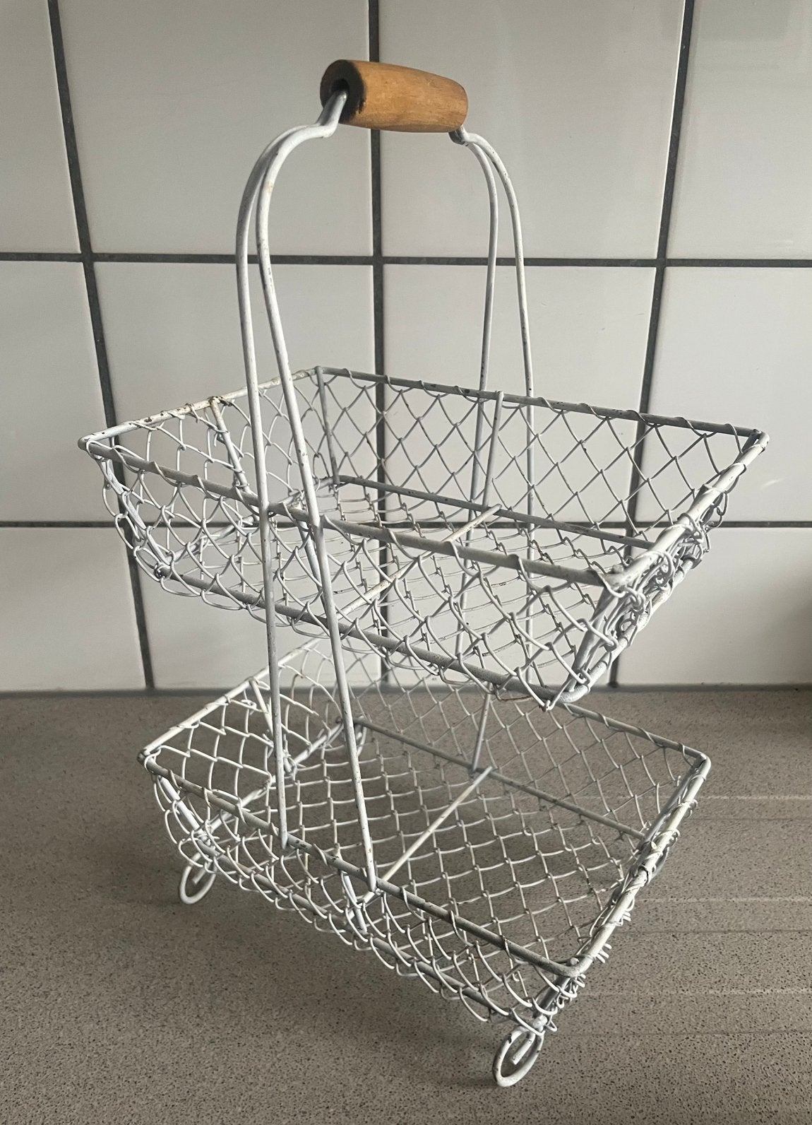 Wit metalen etagère 2 niveaus met houten handvat, Ophalen of Verzenden, Zo goed als nieuw