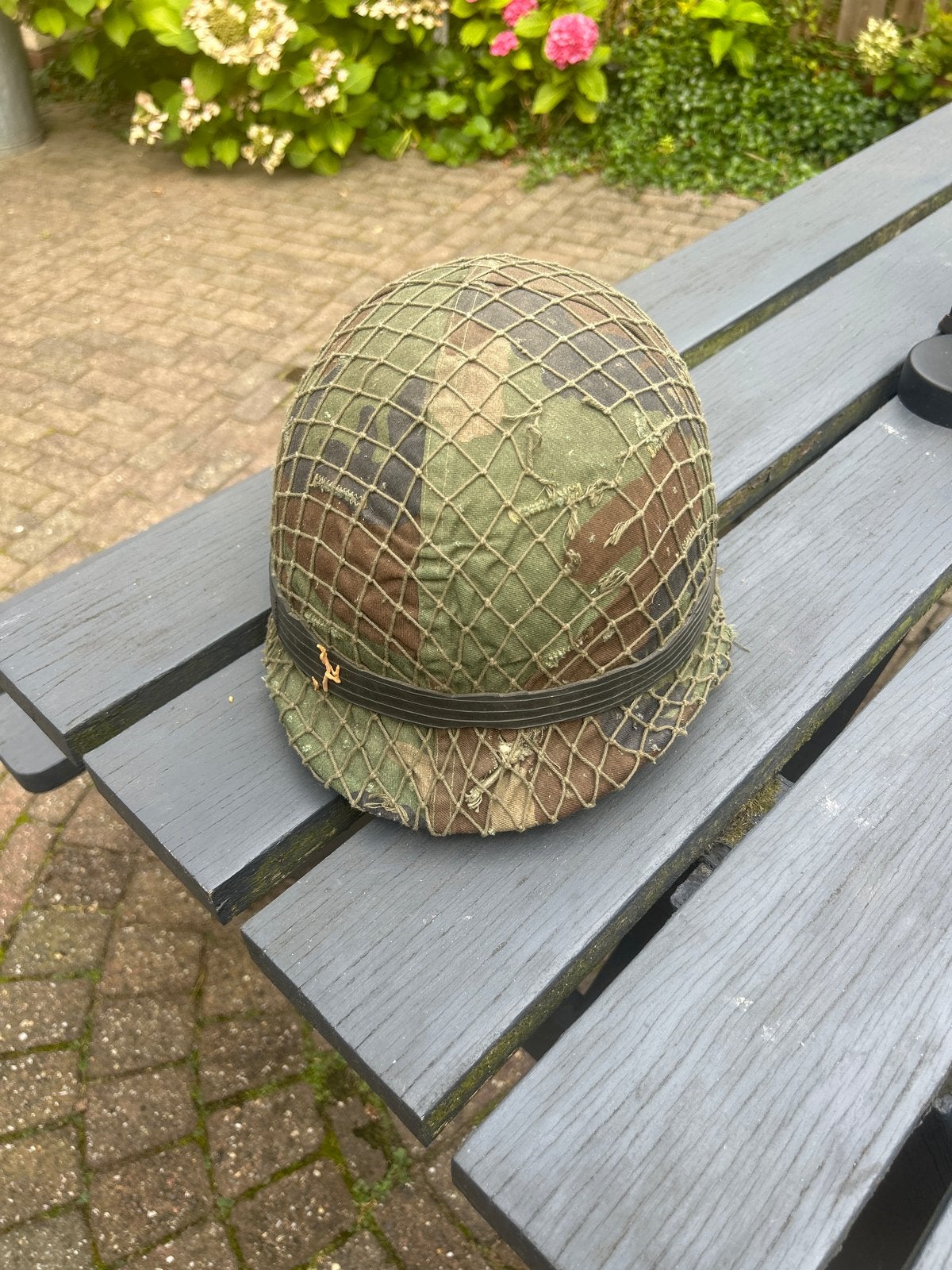 Militaire Helm met Camouflagenet, Verzamelen, Militaria | Algemeen, Landmacht, Helm of Baret, Overige gebieden, Ophalen of Verzenden