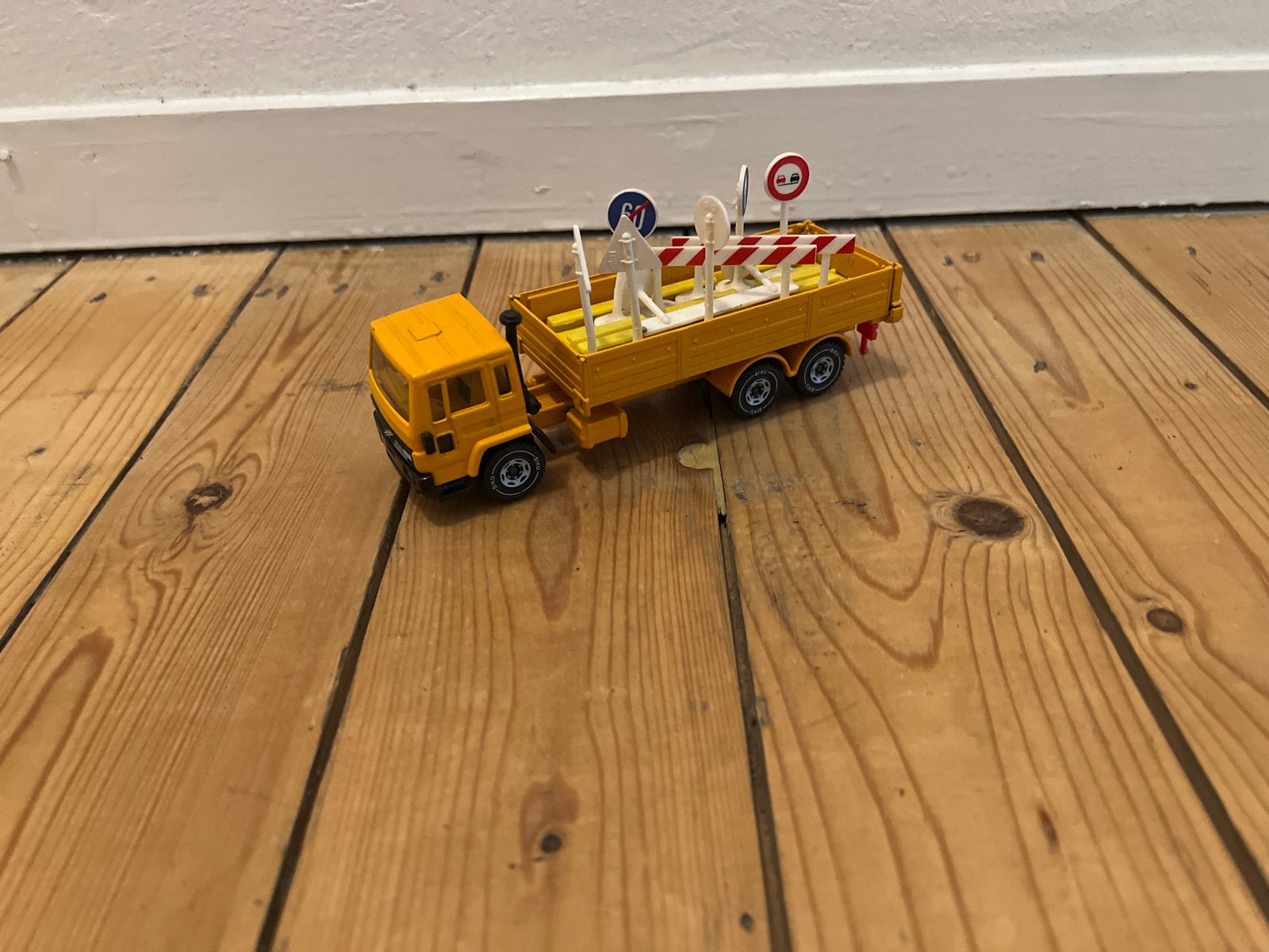 Siku Volvo vrachtwagen met verkeersborden, Ophalen of Verzenden, Zo goed als nieuw