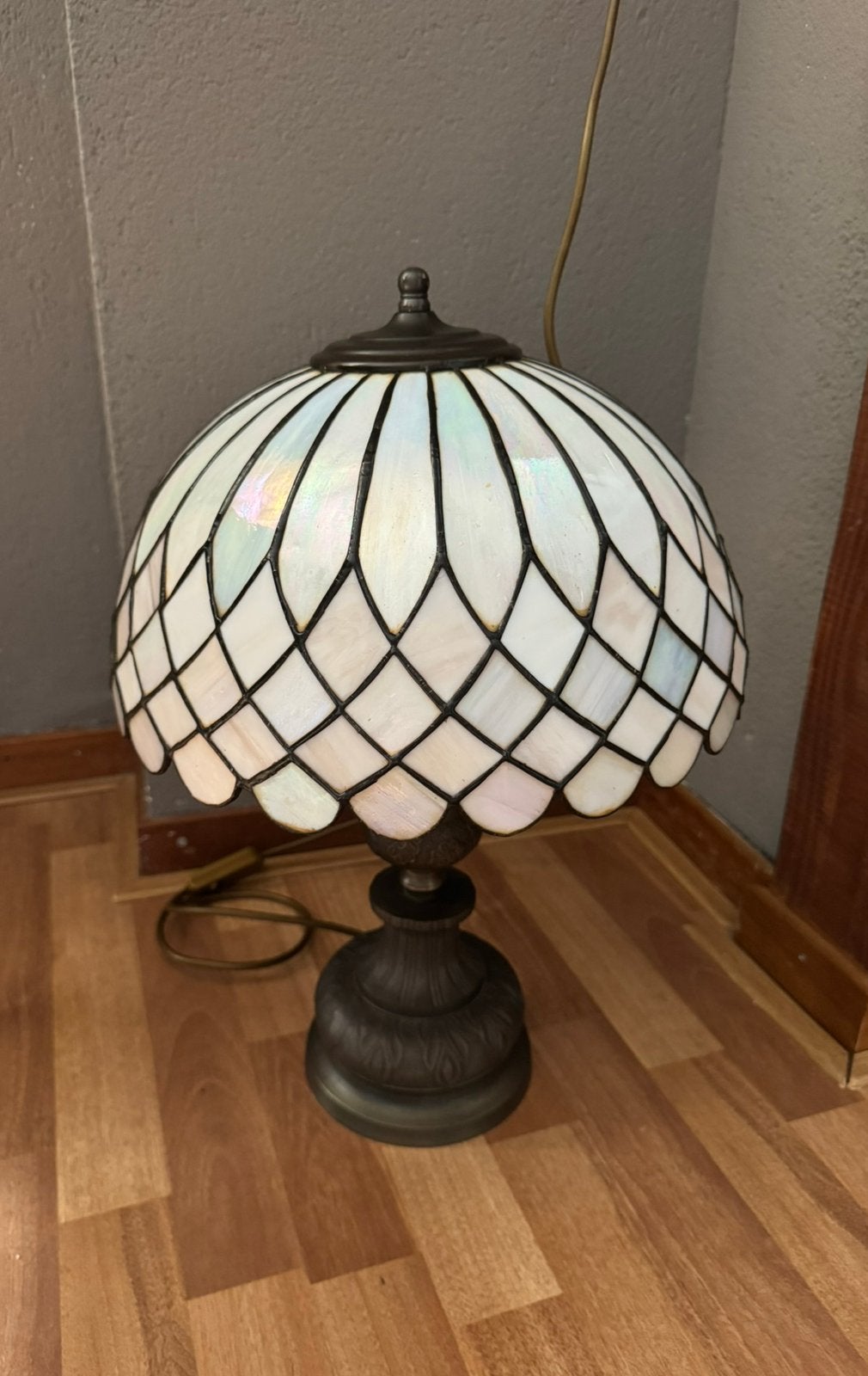 Tiffany TafelLamp Parelmoer Kleur Ruit Vorm, Overige materialen, Tiffany lamp, Vintage, Met kap