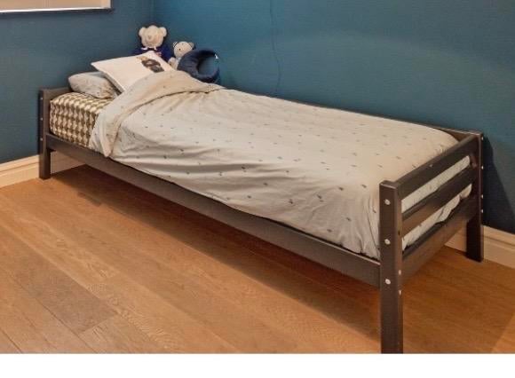 Eenpersoonsbed blauw met matras en topper - Gebruikt, Ophalen of Verzenden, Gebruikt, Eenpersoons, Blauw