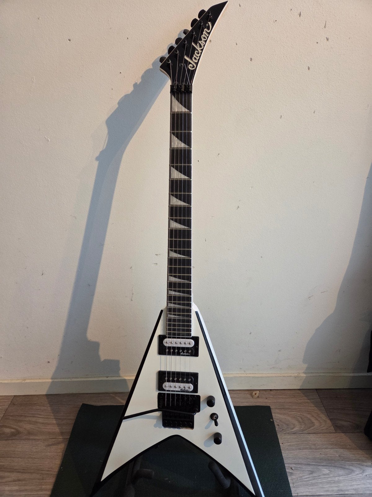 Jackson JS32 V Flying V elektrische gitaar, Muziek en Instrumenten, Ophalen of Verzenden, Zo goed als nieuw, Solid body, Overige merken