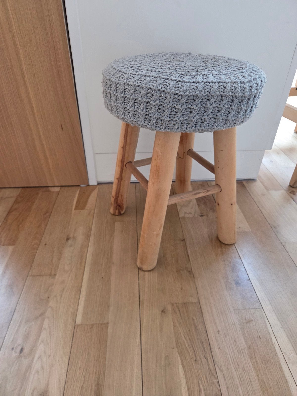 Leuk houten krukje met gehaakte hoes, Ophalen, Gebruikt, Hout