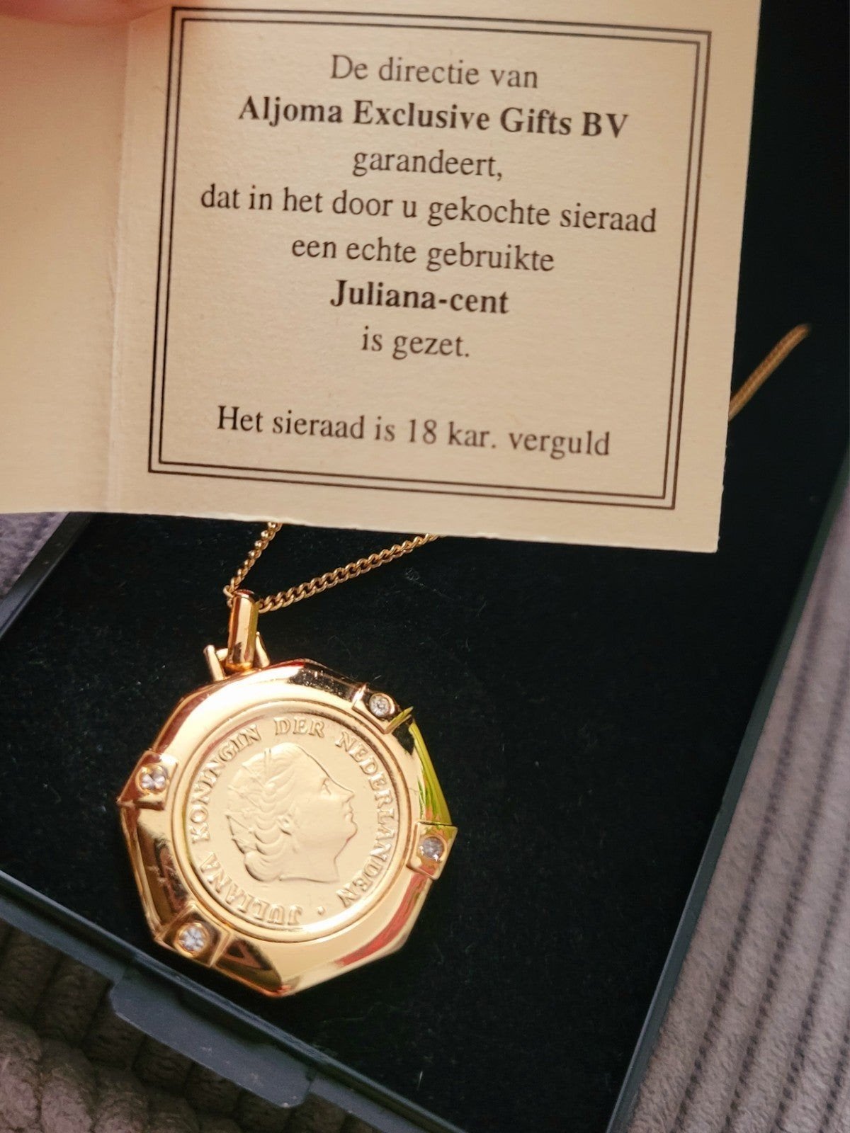Gouden ketting met Juliana-cent hanger, 18 kt verguld, Nieuw, Ophalen of Verzenden, Met kristal, Goud