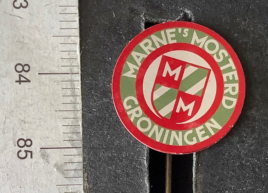 speld, Groningen, Marne's mosterd (AW, Verzamelen, Ophalen of Verzenden, Gebruikt, Overige onderwerpen, Speldje of Pin