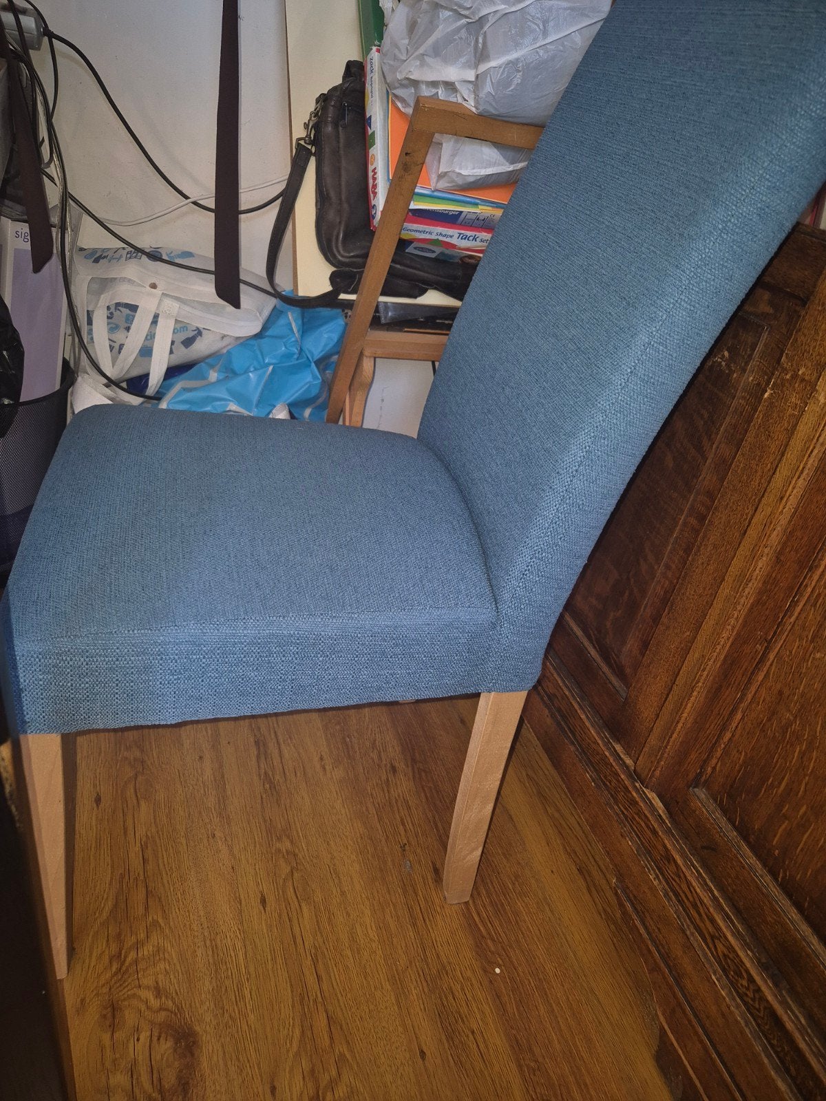 2 Stuks: Comfortabele blauwe stoelen met houten poten, Ophalen, Modern, Comfortabel, Gebruikt, Twee