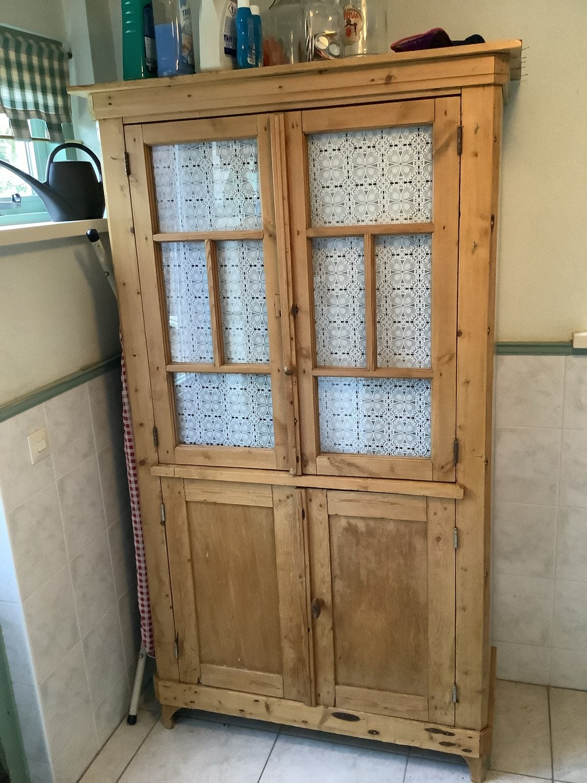 Vintage grenen kast met glazen deuren, Ophalen