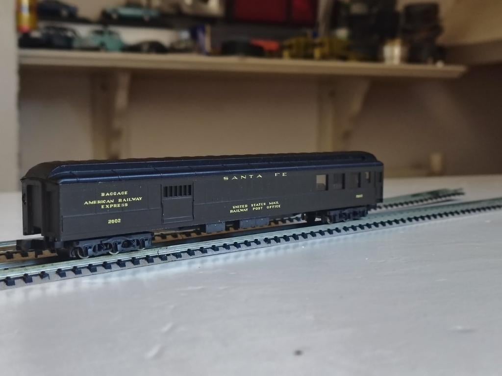 Atlas N spoor rijtuig Santa Fe bagage 2602, Hobby en Vrije tijd, Modeltreinen | N-Spoor, Overige merken, Gelijkstroom, Wagon, Ophalen of Verzenden