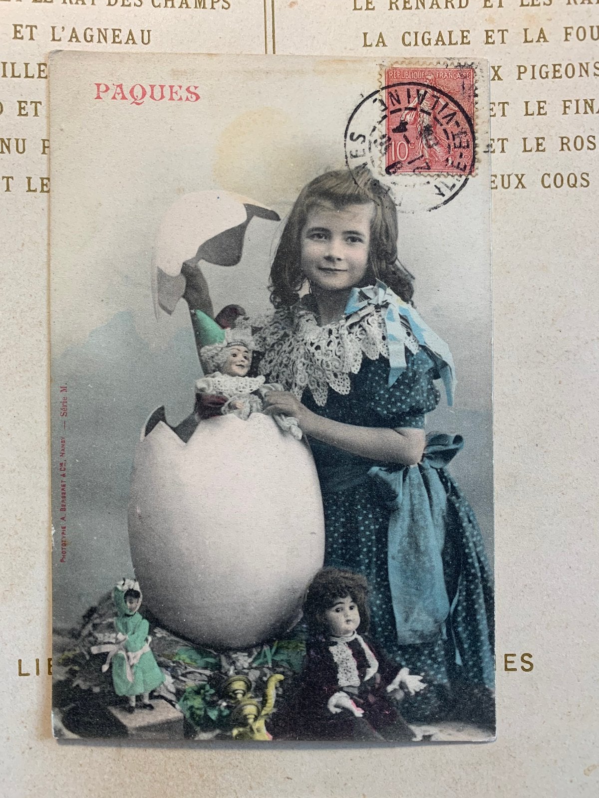 Pâques - meisje met paasei en geschenken (VV), Ophalen of Verzenden, Voor 1920, Gelopen, Feest(dag)