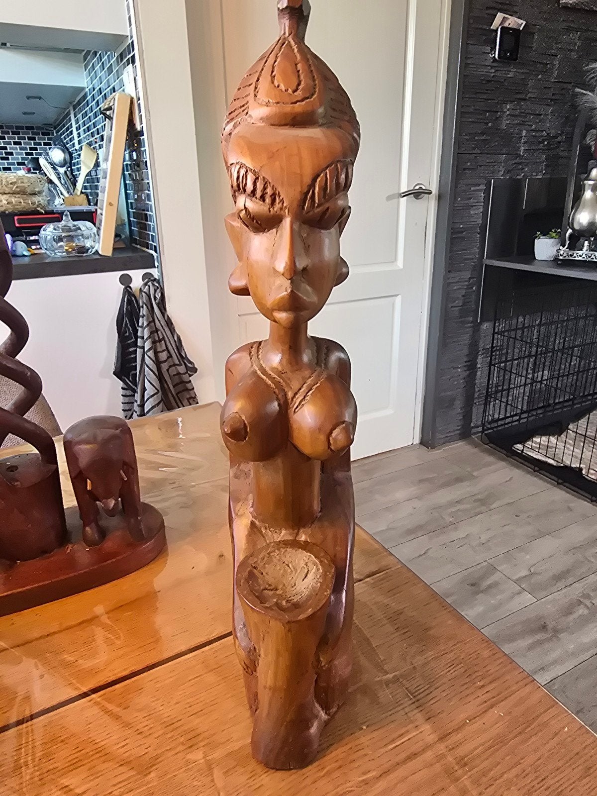 Houten Afrikaans Beeld - Vrouw met Kom, Ophalen of Verzenden, Handgemaakt, 20 - 50 cm, Beeld