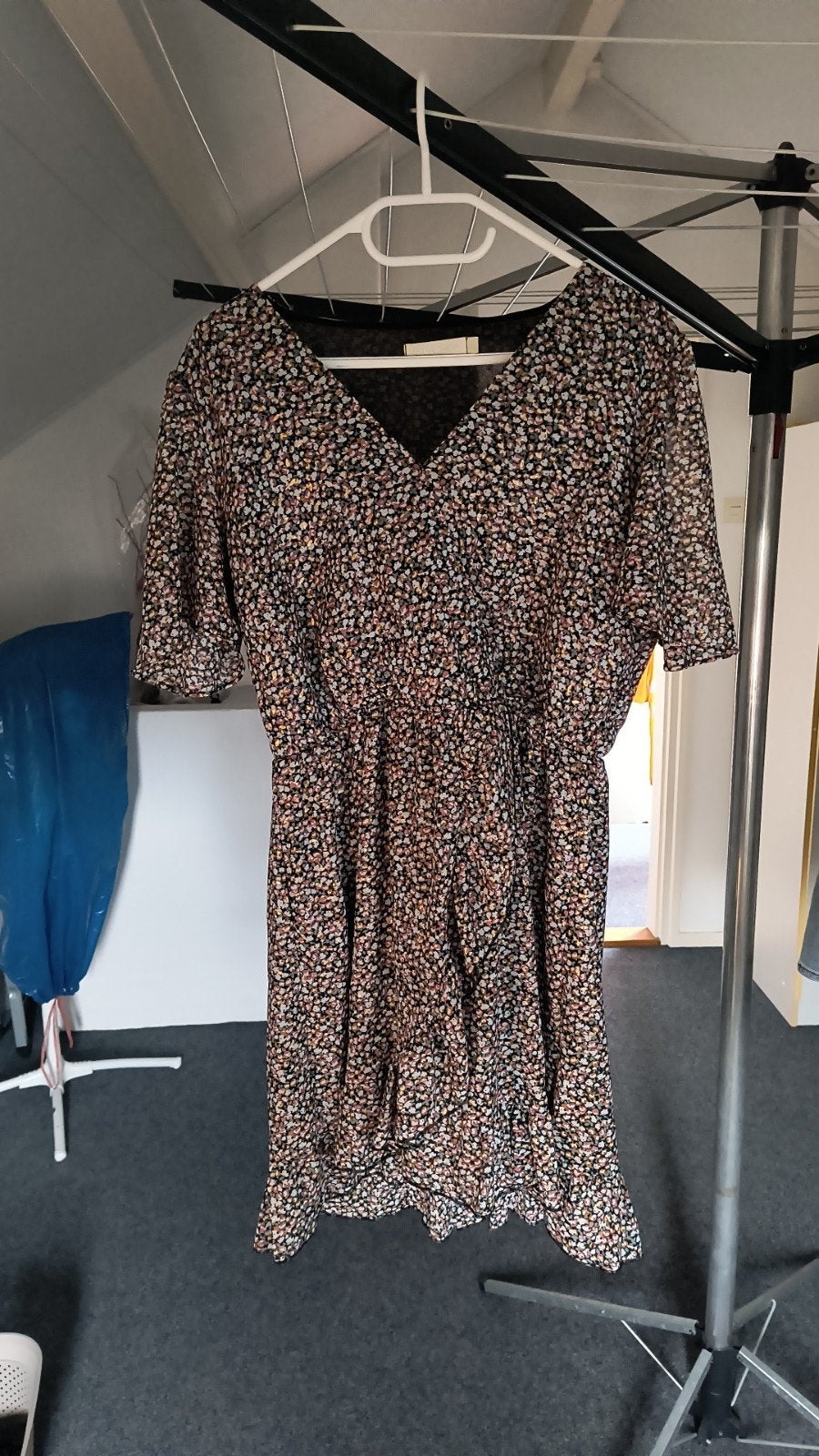 Zwarte bloemenjurk met V-hals en ruches - gouden details - L, Kleding | Dames, Verzenden, Zwart, Maat 42/44 (L), Flamant Rose