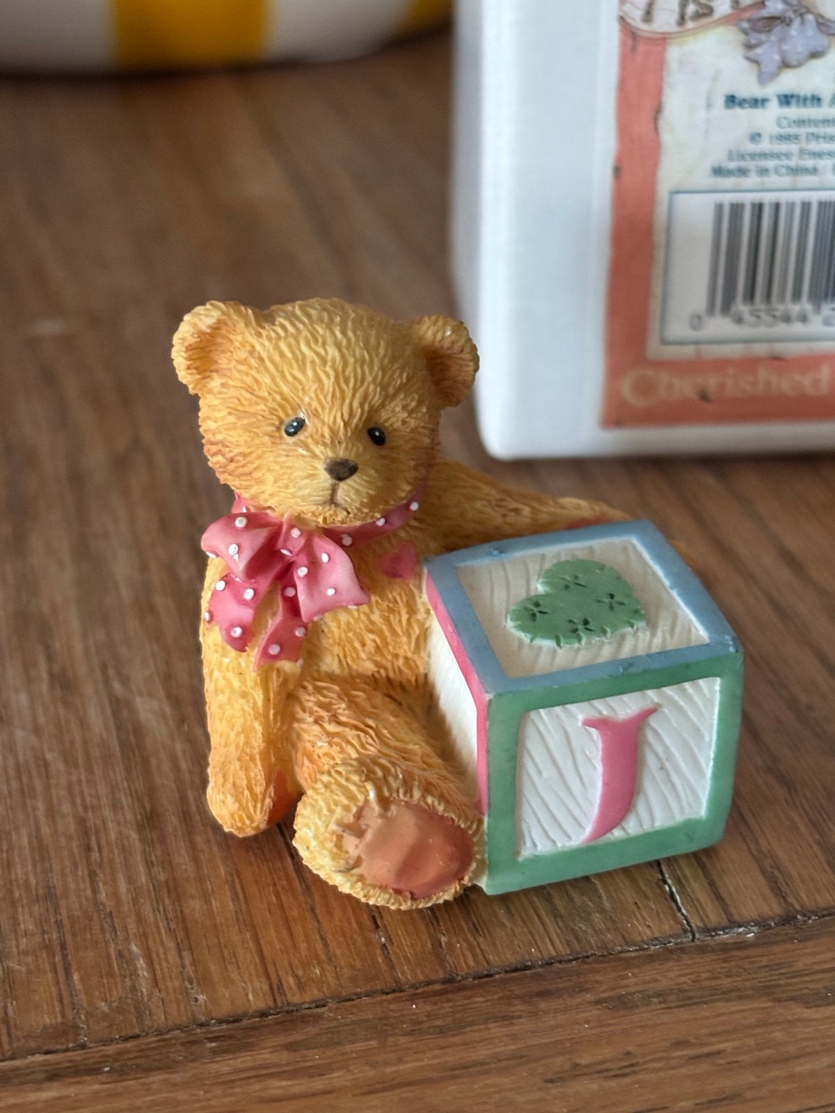 Cherished Teddies Beeldje - Beer met ABC-blok 'J', Verzamelen, Beren en Cherished Teddies, Ophalen of Verzenden, Zo goed als nieuw