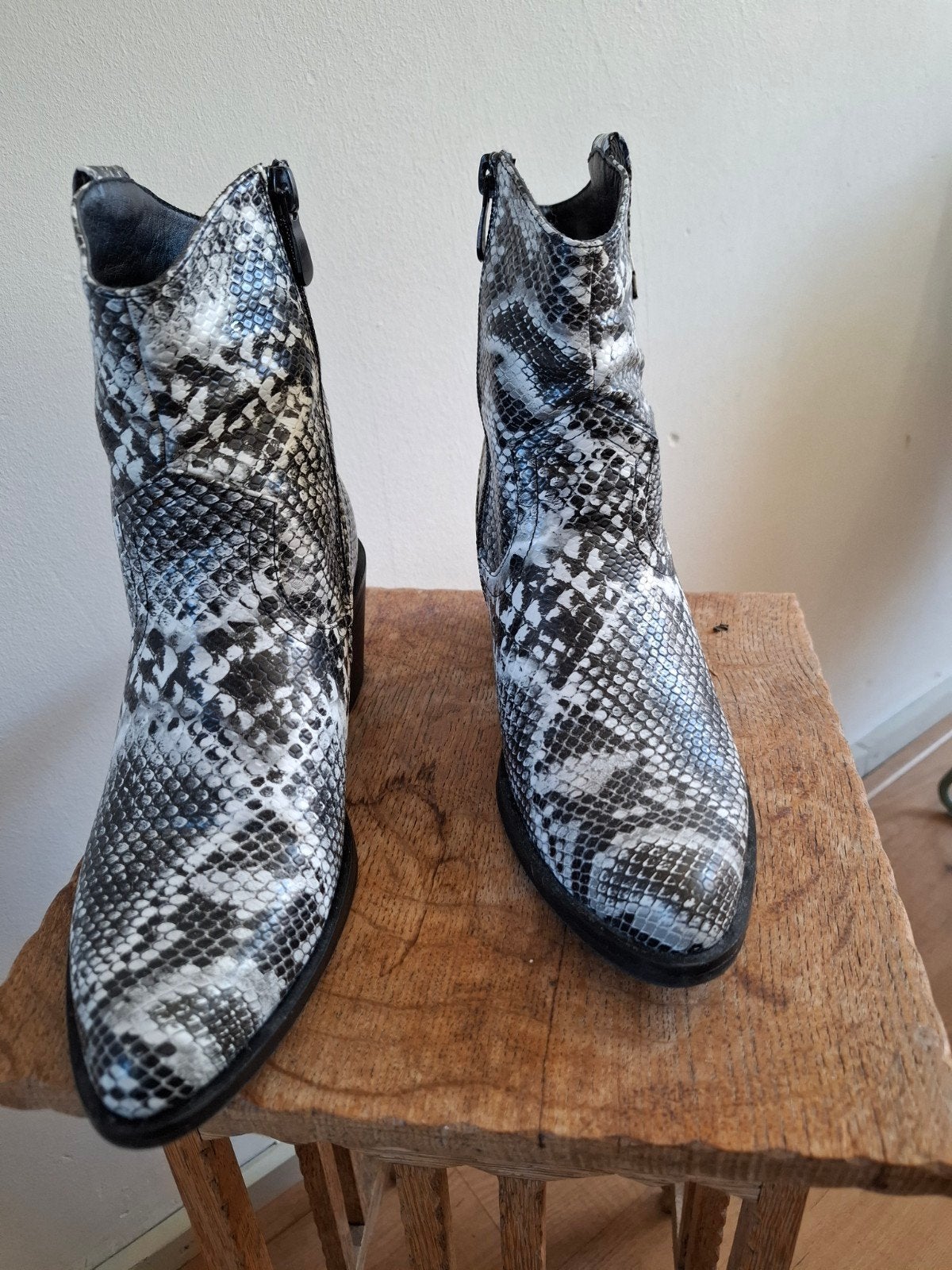 Stoere enkellaarsjes met slangenprint, Ophalen of Verzenden, Zo goed als nieuw, Zwart, Lage of Enkellaarzen