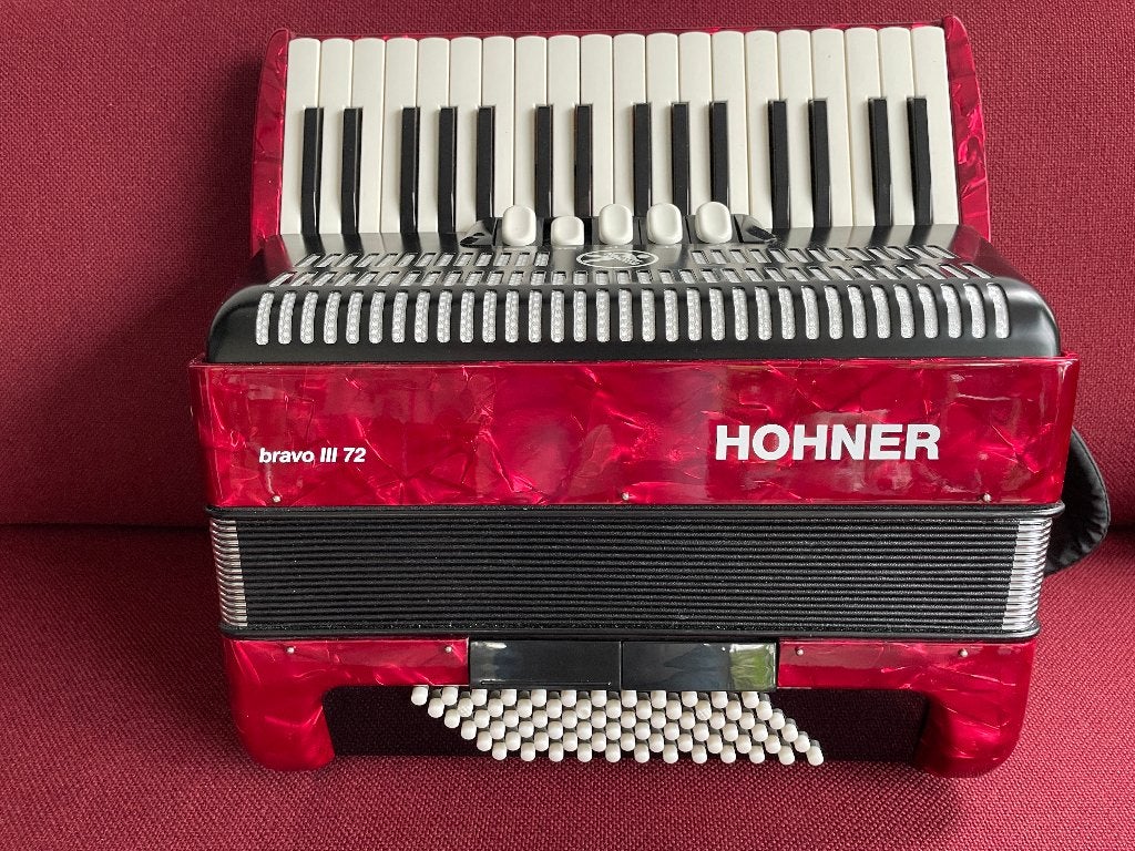 Lichte en compacte Hohner Bravo III accordeon. 72 bas ., Muziek en Instrumenten, Accordeons, 72-bas, Met koffer, Zo goed als nieuw