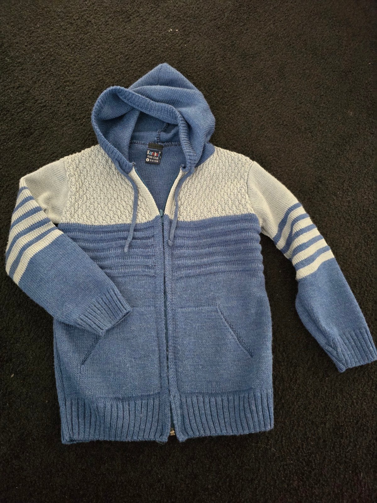 Karakuş Kids Club gebreid vest met capuchon, maat 4-6 jaar, Kinderen en Baby's, Ophalen of Verzenden, Zo goed als nieuw, Karakuş Kids Club