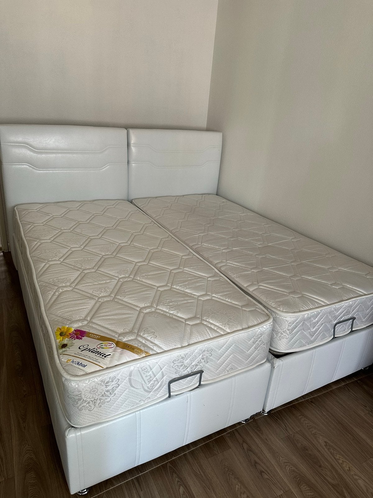 Tweepersoonsbed met matrassen en hoofdborden, Ophalen, Gebruikt, Wit, Tweepersoons