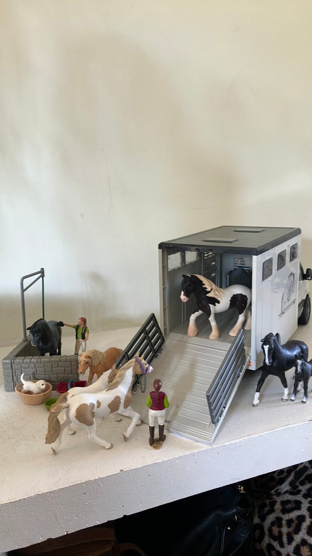 Schleich trailer, poetsplaats en extra paarden, pony en hond, Ophalen of Verzenden, Zo goed als nieuw