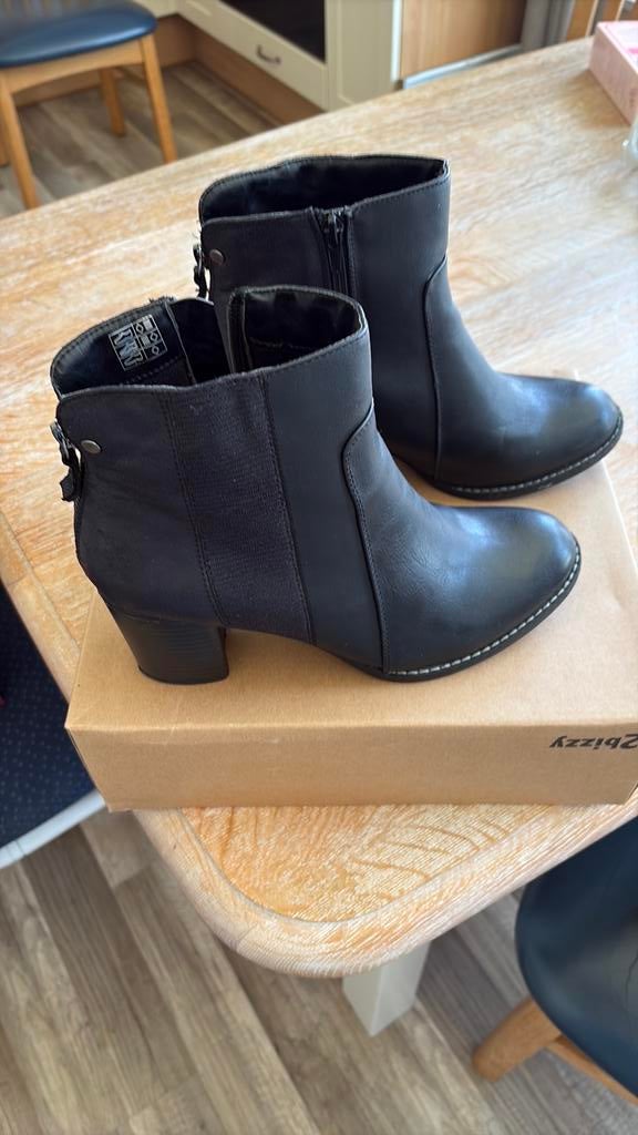 Zwarte dames laarsjes merk 2 bizzy maat 40, Ophalen of Verzenden, Zo goed als nieuw, Meisje, Schoenen