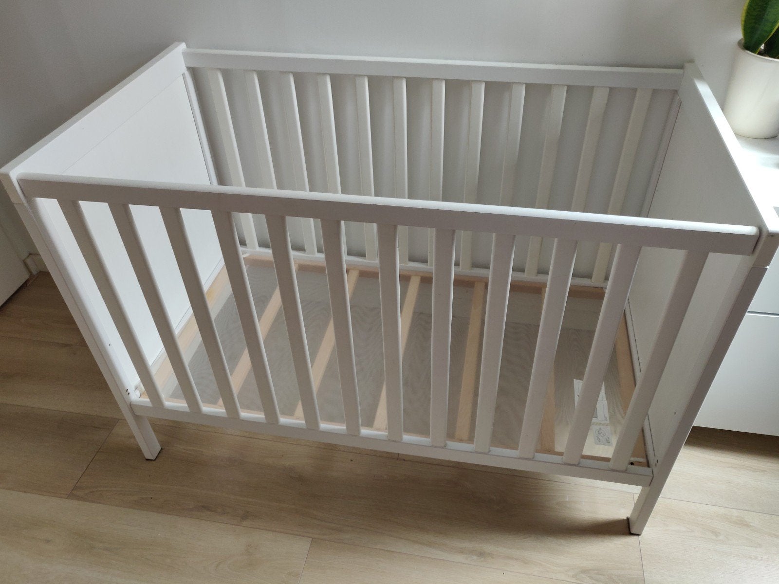 Ikea babybed omgebouwd tot handig peuterbed, Ophalen, Gebruikt, Lattenbodem, Minder dan 140 cm