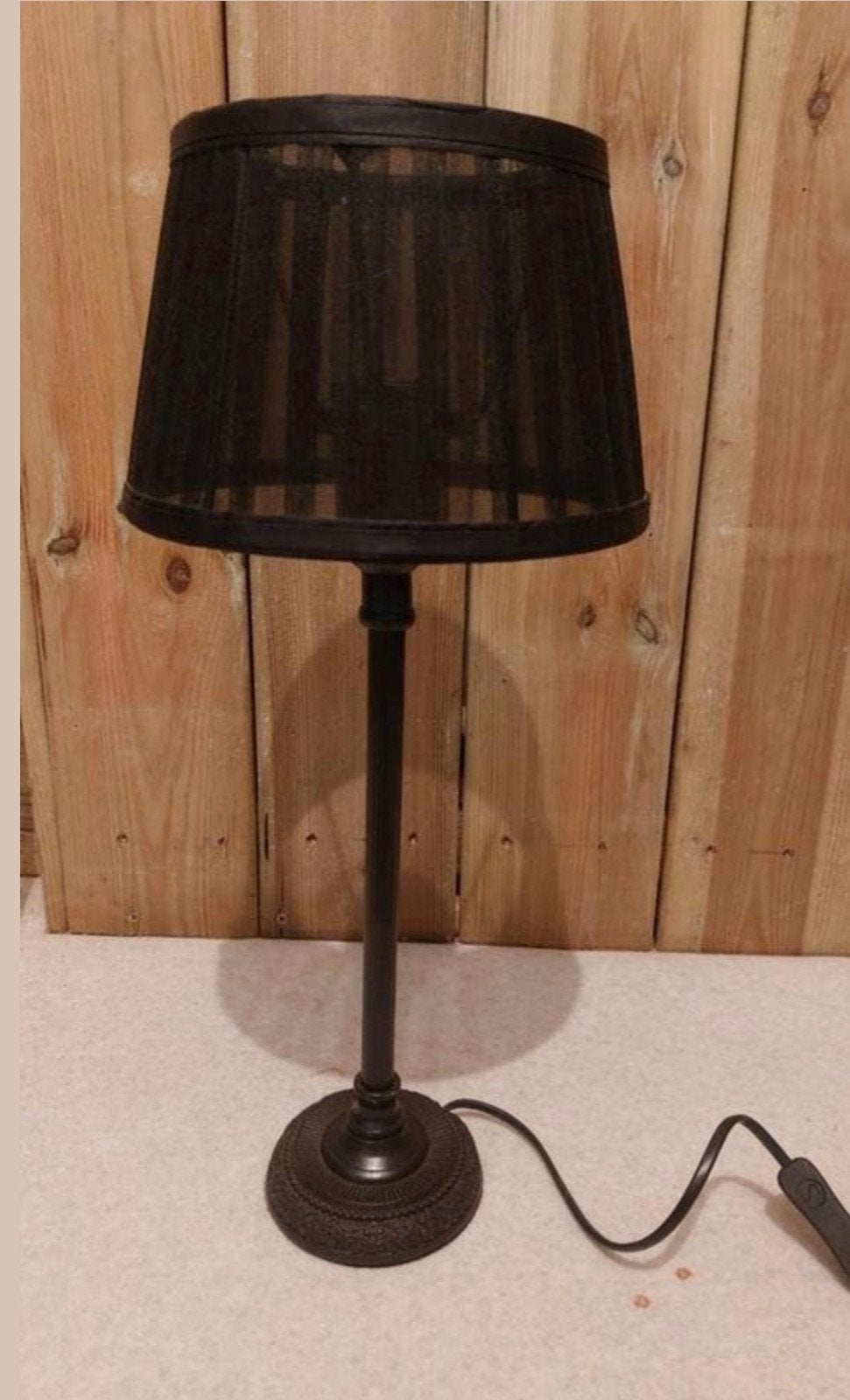 Sfeervolle schermerlamp met zwart plissé kapje, Huis en Inrichting, Lampen | Tafellampen, Zwart, Ophalen of Verzenden
