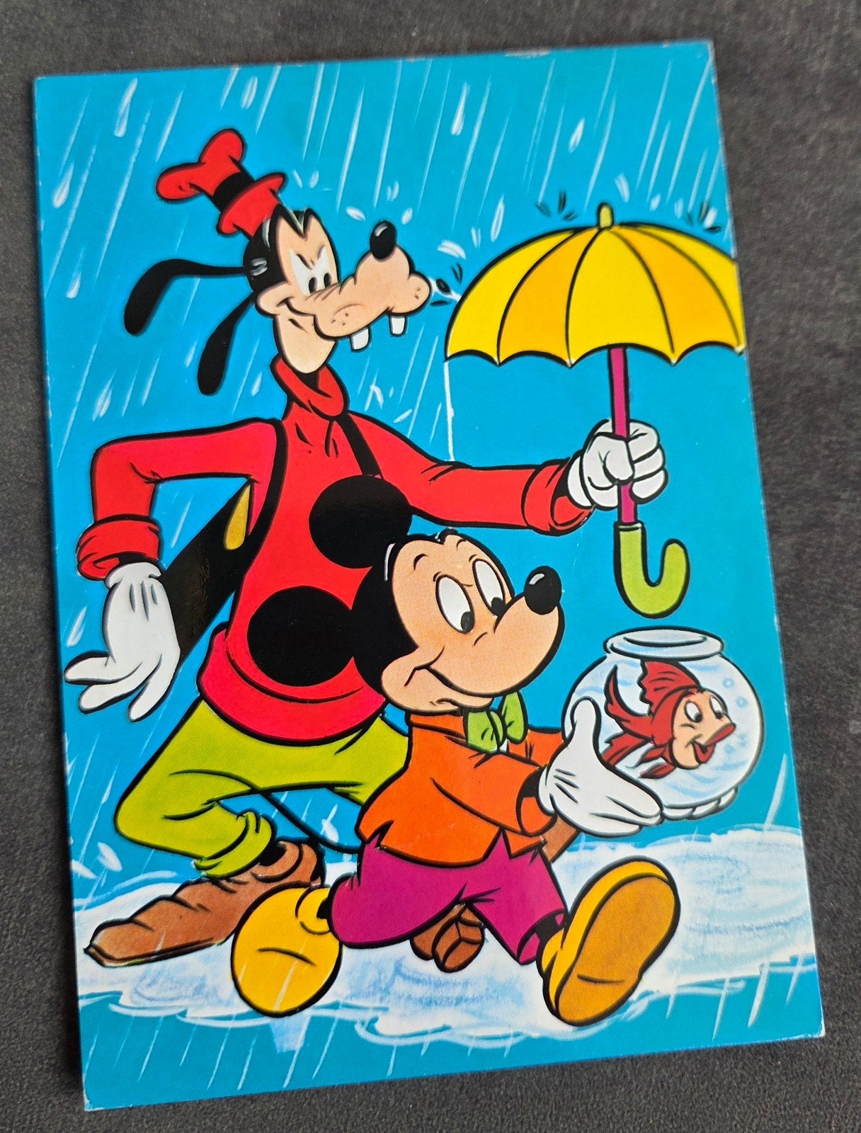Vintage Disney Mickey & Goofy Ansichtkaart - Regen, Verzamelen, Verzenden, 1960 tot 1980, Gelopen, Kinderen