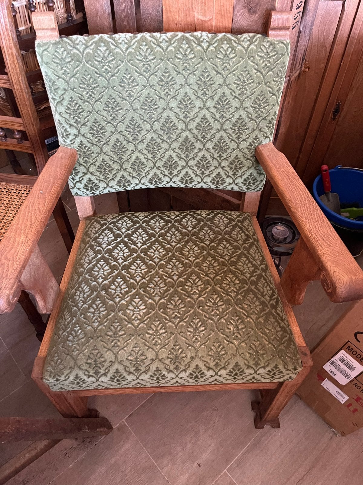 Antieke houten stoelen met stoffen en rieten zitting, Ophalen