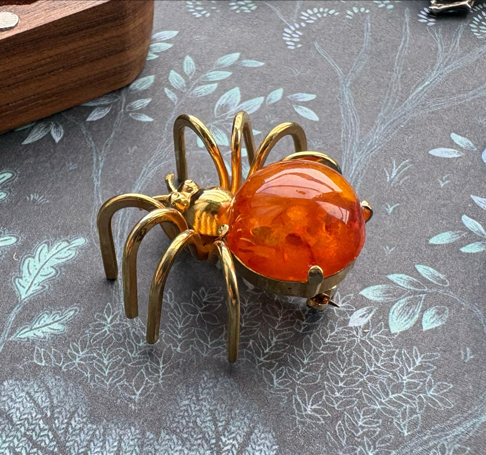 Vintage spin broche met echt barnsteen – jaren 60/70, Overige materialen, Minder dan 4 cm, Ophalen of Verzenden, Zo goed als nieuw