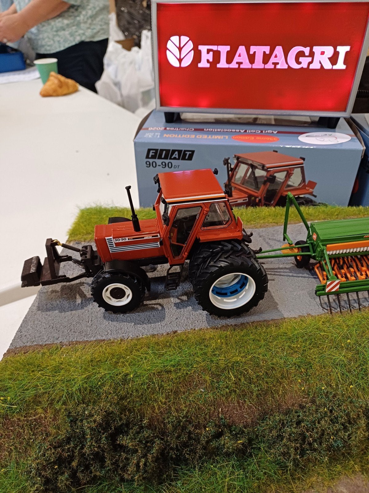 Beurs model Charters nieuw in doos. Fiat Agri 90-90 DT, Ophalen of Verzenden, Nieuw, Groter dan 1:32, Overige merken
