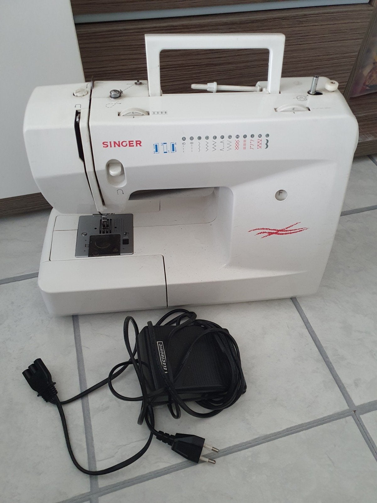 In nieuwstaat singer naaimachine, Hobby en Vrije tijd, Naaimachines en Toebehoren, Ophalen of Verzenden, Zo goed als nieuw, Naaimachine
