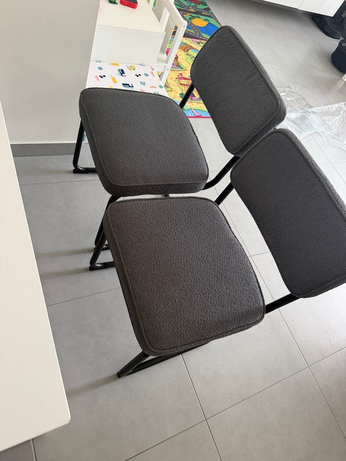 Set van 4 moderne eetkamerstoelen - Grijs met zwart frame, Ophalen, Twee, Zo goed als nieuw, Metaal