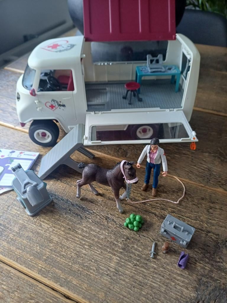 Schleich Dierenarts Praktijkwagen met accessoires, Ophalen, Zo goed als nieuw, Jongen of Meisje