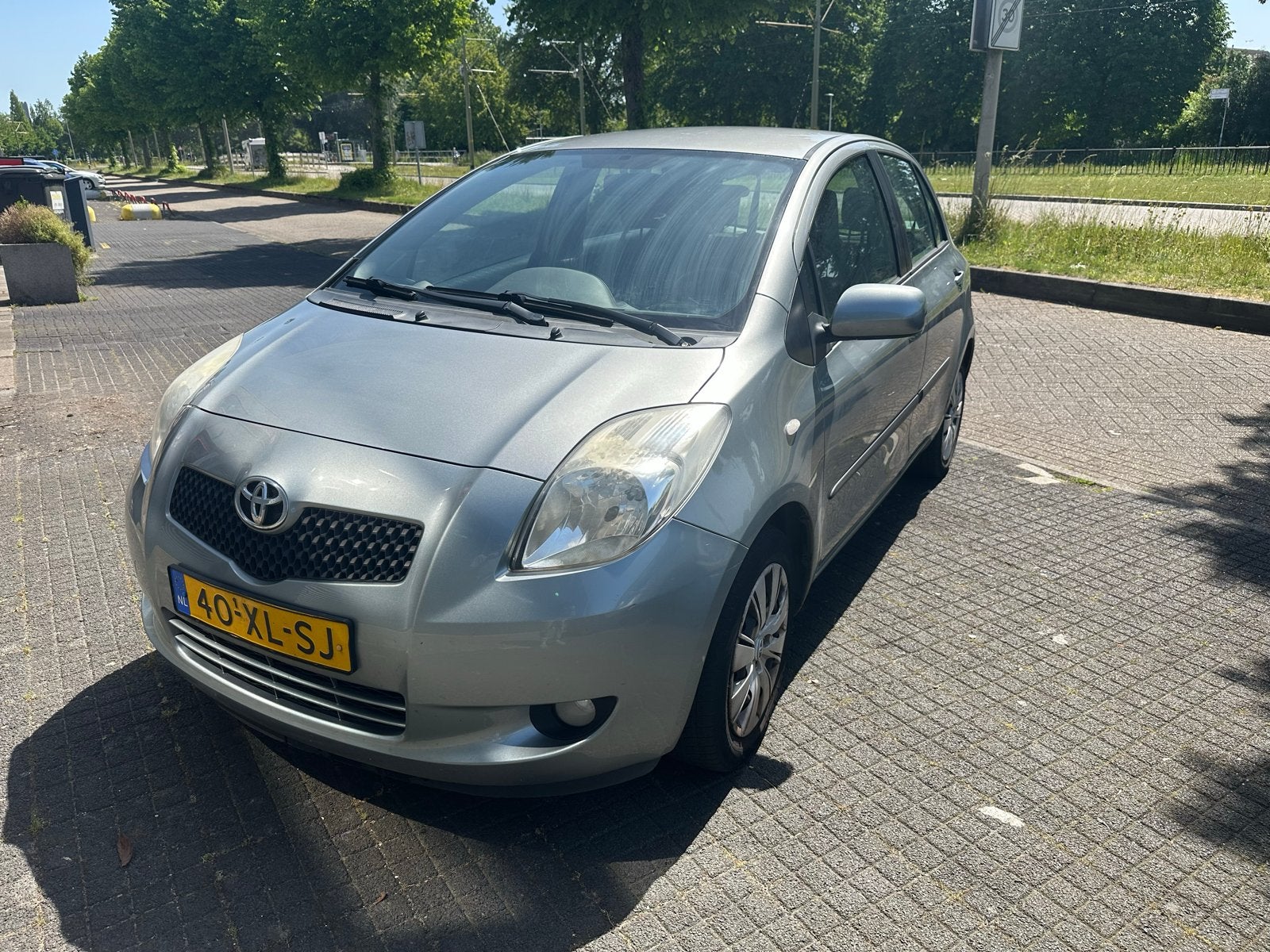 Toyota Yaris 1.3 16V Vvt-i 5DR 2007 Grijs | 172k op teller, Auto's, Voorwielaandrijving, 40 €/maand, 4 cilinders, 995 kg