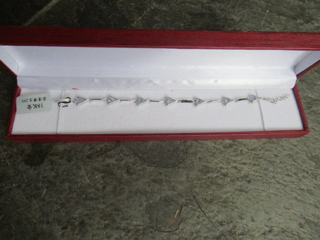 ARMBAND met licht blauwe steentjes Nieuw in originele doos, Ophalen of Verzenden, Nieuw, Zilver, Zilver