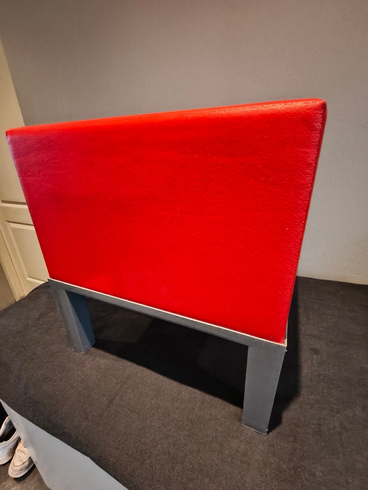 Rood Krukje / Poef met Grijs Kunststof Onderstel, Ophalen, Kunststof