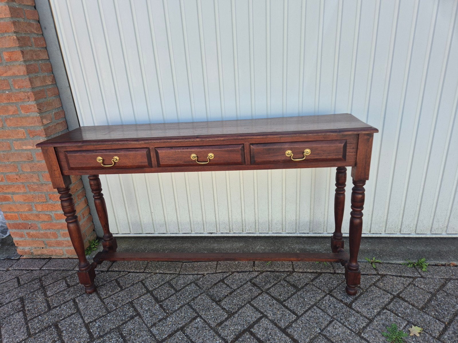 teakhouten sidetable mahonie kleur, Huis en Inrichting, Tafels | Sidetables, Ophalen, 100 tot 150 cm, Zo goed als nieuw, 25 tot 50 cm