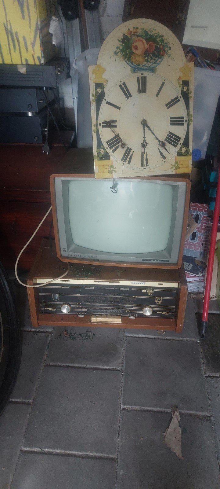 Oude kist , tv, radio en klok, Ophalen