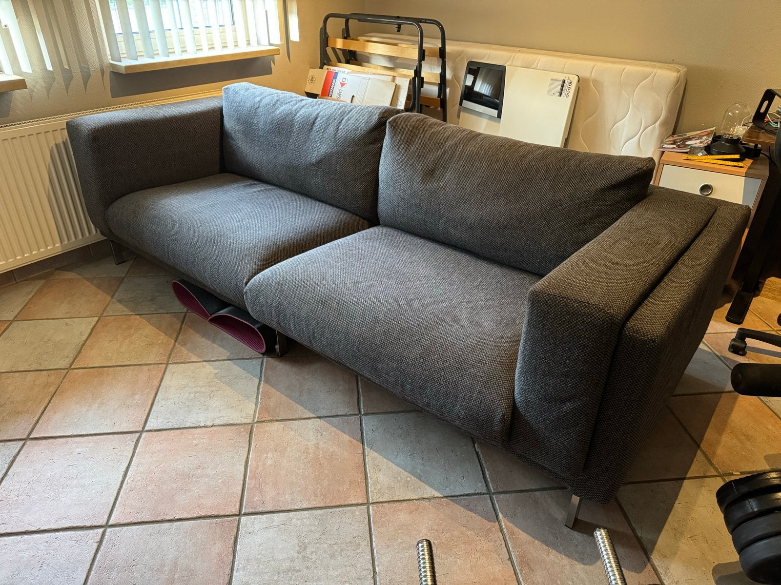 Comfortabele grote bank, donkergrijs stof, Ophalen, Driepersoons, 75 tot 100 cm, Zo goed als nieuw