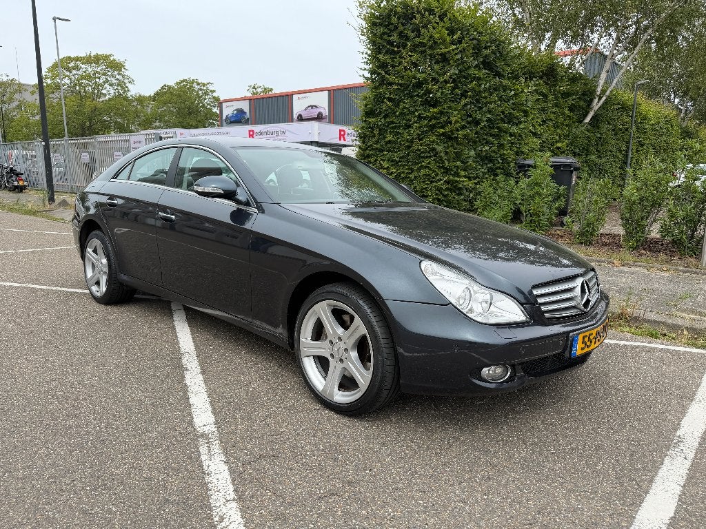 Mercedes-Benz CLS 500 5.0 2004 Zwart - Luchtvering, Auto's, Mercedes-Benz, Automaat, Achterwielaandrijving, Multifunctioneel stuurwiel