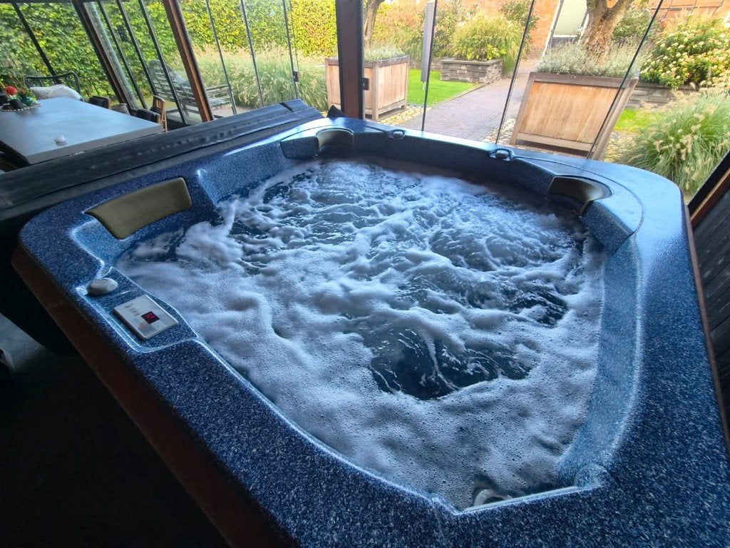 Jacuzzi / Spa 195x212x92 cm (lxbxh), Ophalen, Gebruikt, Afdekzeil, Vast